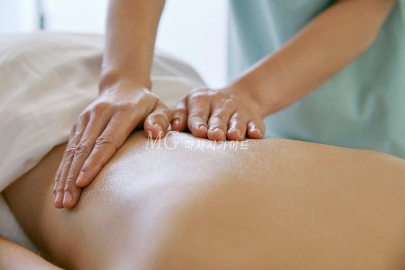 제주스웨디시 엔젤아로마의 피부 관리 코스 진행 모습